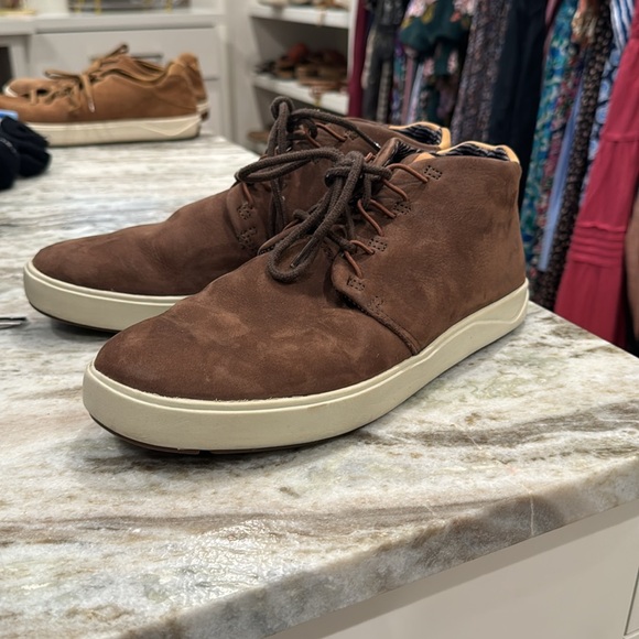 Great condition Olukai chuckas. Minimal scuffing and odor free. Nana Hele sz 9 - Picture 2 of 8